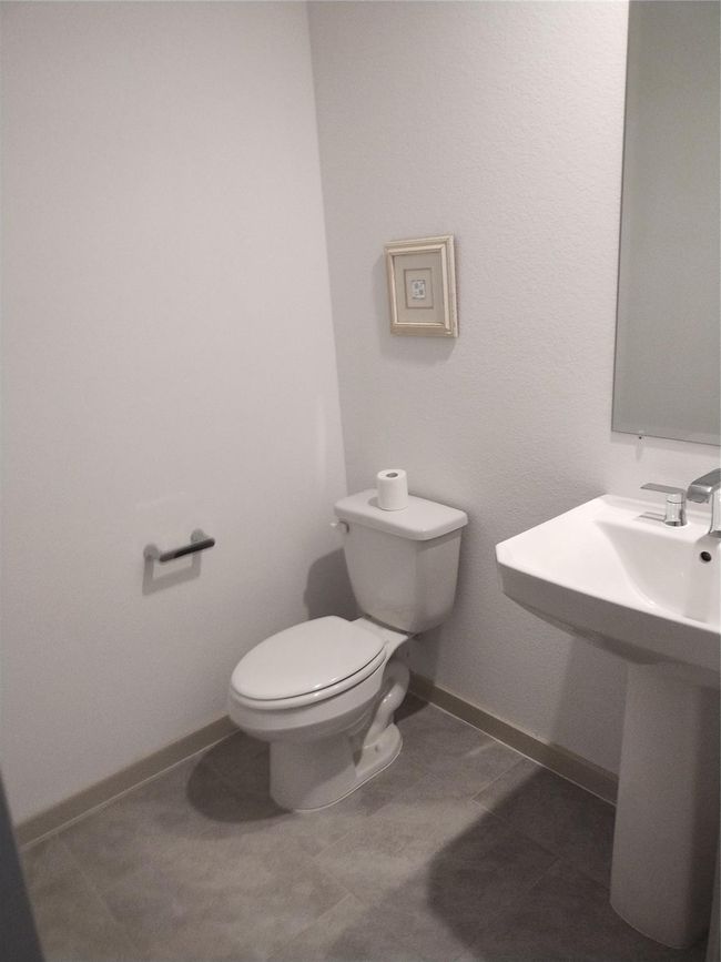 Great 1/2 bath for guest. | Image 16