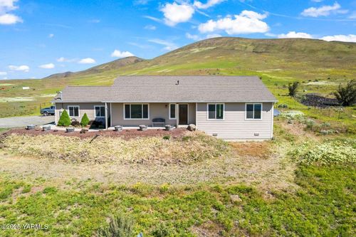 1101 Elk Ridge Ln, Selah, WA, 98942-9727 | Card Image