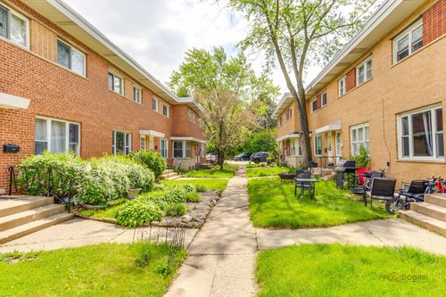 32 N Albert St, Mount Prospect, IL, 60056-2551 | Card Image