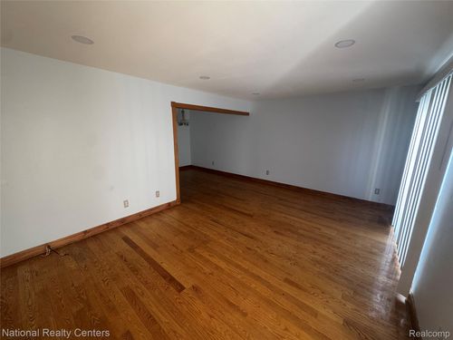 8514 Hampshire Dr, Sterling Heights, MI, 48313-3111 | Card Image