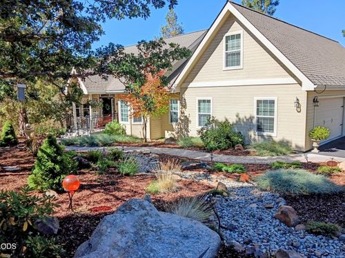 10412 Kestrel Rd, Klamath Falls, OR, 97601-8677 | Card Image