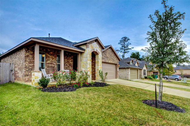 The fantastic location of this home means you are within 10 minutes of tons of shopping and dining options along 1-45. | Image 29