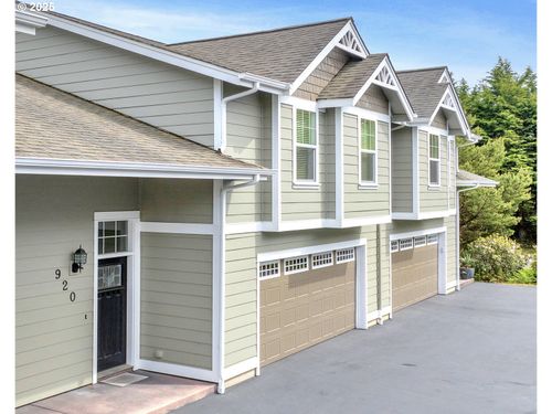 920 Hemlock St, Florence, OR, 97439-8492 | Card Image