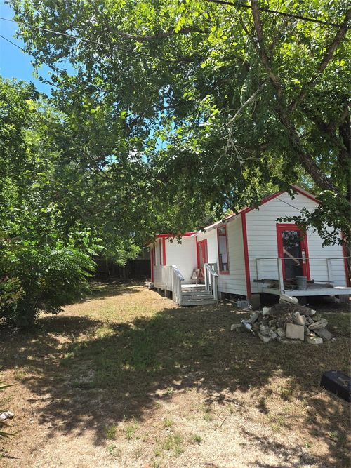 729 Chihuahua St, Lockhart, TX, 78644-3568 | Card Image