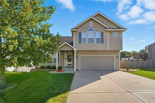 8015 N Kensington Ave, Kansas City, MO, 64119-4484 | Card Image