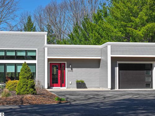 b-8906-B Manhattan North, Traverse City, MI, 49685 | Card Image