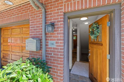apt-b-31 Etruria St, Seattle, WA, 98109-1685 | Card Image