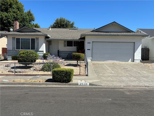 2729 Comanche St, Santa Rosa, CA, 95403-3215 | Card Image