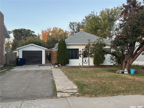 307 6th Ave E, Biggar, SK, S0K0M0 | Card Image