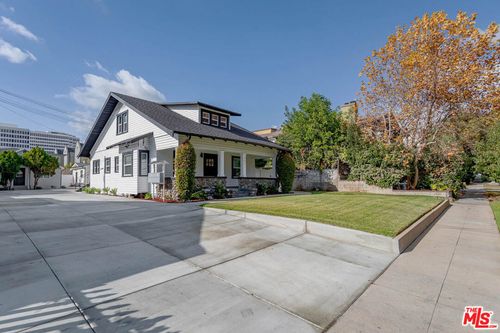 247 S Catalina Ave, Pasadena, CA, 91106-3215 | Card Image