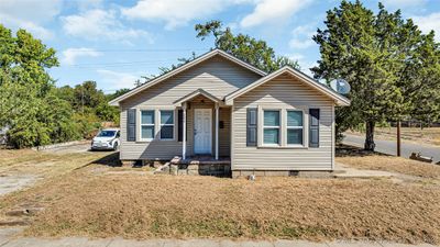 203 3rd Avenue Nw, Home with 2 bedrooms, 2 bathrooms and null parking in Ardmore OK | Image 2