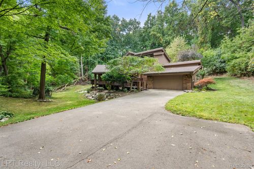 5075 Canyon Oaks Dr, Brighton, MI, 48114-7505 | Card Image
