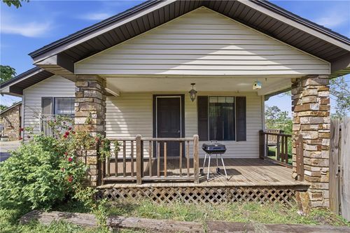 100 N Brewer Ct, Fayetteville, AR, 72701-9337 | Card Image