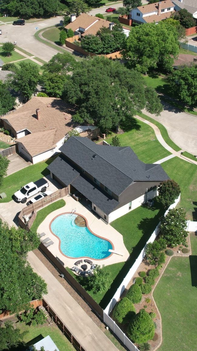 Aerial view of a pool | Image 40