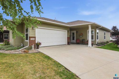 3200 S Sandlot Ave, Sioux Falls, SD, 57110-4518 | Card Image