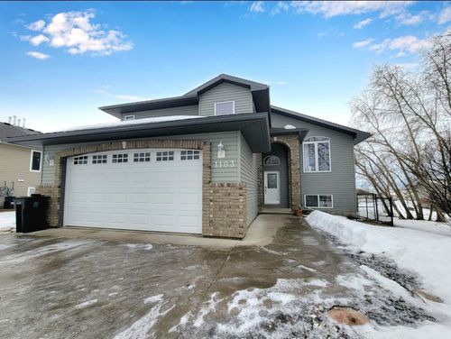 1103 11a St, Beaverlodge, AB, T0H0C0 | Card Image