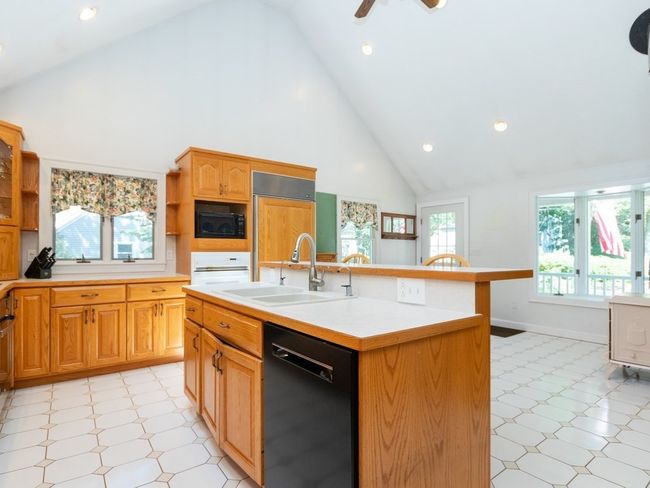 17 Sunrise Rd, House other with 3 bedrooms, 2 bathrooms and 4 parking in Westwood MA | Image 9