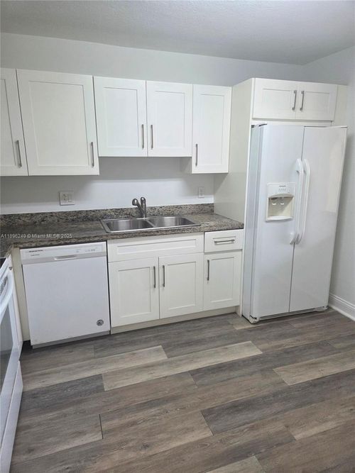 apt-202-307 Lakeview Dr, Weston, FL, 33326-1336 | Card Image