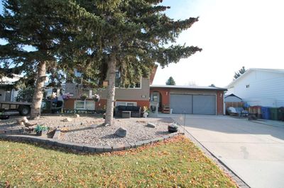 2107 10 St, House other with 5 bedrooms, 2 bathrooms and 6 parking in Coaldale AB | Image 1