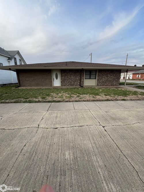 208 Maple St, Shenandoah, IA, 51601-1637 | Card Image