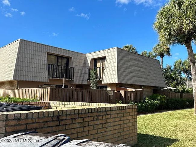 5706 57 Th Way, Townhouse with 2 bedrooms, 3 bathrooms and null parking in West Palm Beach FL | Image 5