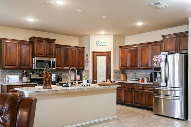 6613 Hall Of Fame Blvd, House other with 3 bedrooms, 2 bathrooms and 3 parking in Midland TX | Image 6