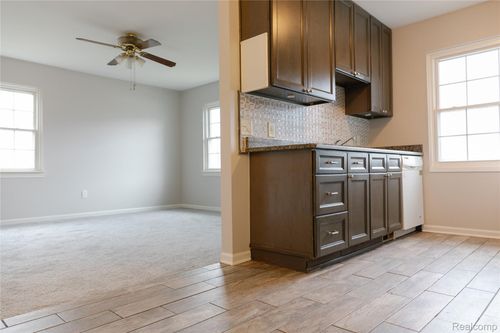 207 Neptune Dr, Walled Lake, MI, 48390-3662 | Card Image