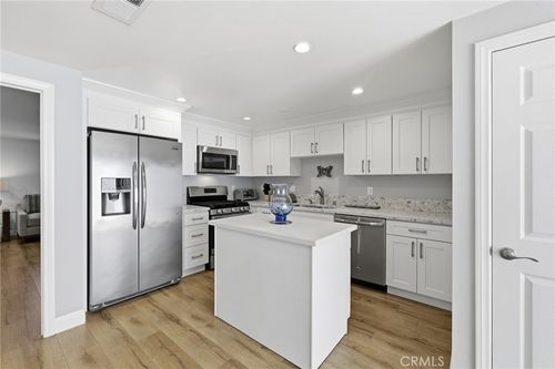 16717 Vanowen St, Van Nuys, CA, 91406-4497 | Card Image