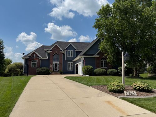 2327949 Nesting Ct, Sussex, WI, 53089-5702 | Card Image