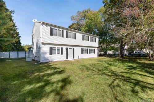 181 Hot Water St, Manorville, NY, 11949-9527 | Card Image