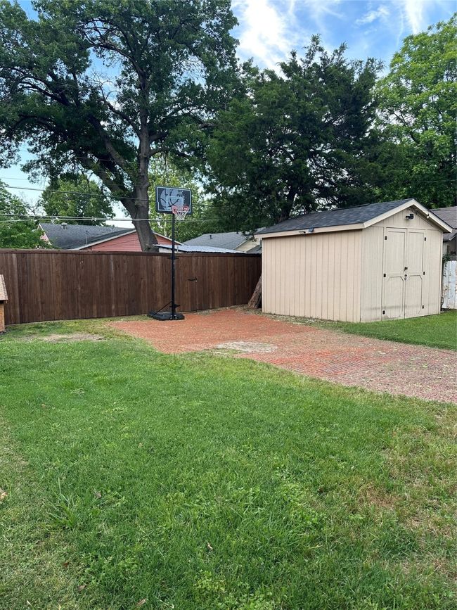 View of yard with a storage shed and an outdoor structure | Image 17