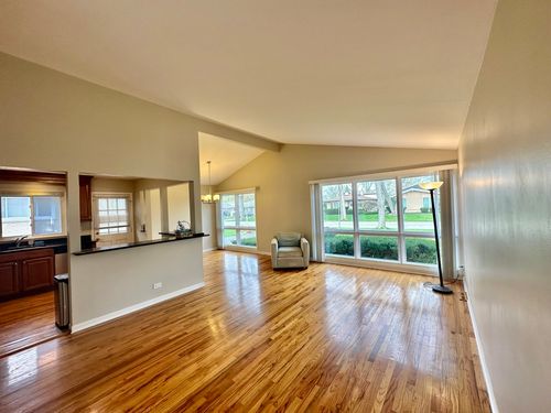 1243 Mitchell Ave, Arlington Heights, IL, 60005-3007 | Card Image