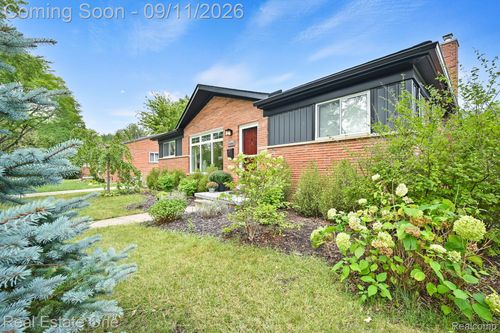 16996 Elizabeth St, Beverly Hills, MI, 48025-5400 | Card Image