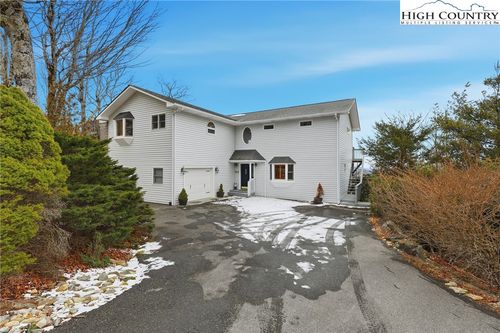 112 N Pinnacle Ridge Rd, Beech Mountain, NC, 28604-8136 | Card Image