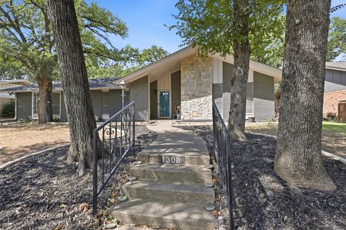 1308 W Redbud Dr, Hurst, TX, 76053-6123 | Card Image