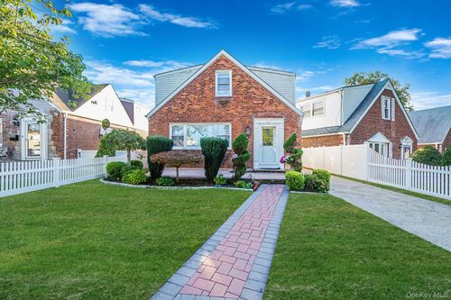 182 Ann St, Valley Stream, NY, 11580-2704 | Card Image