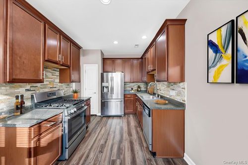 4 Kless Ct, Middletown, NY, 10940-2976 | Card Image