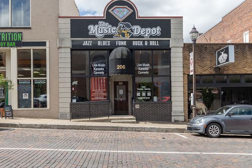 206 W Walnut St, Rogers, AR, 72756-6665 | Card Image