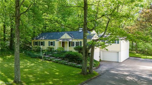 8253 Summit Dr, Chagrin Falls, OH, 44023-4648 | Card Image
