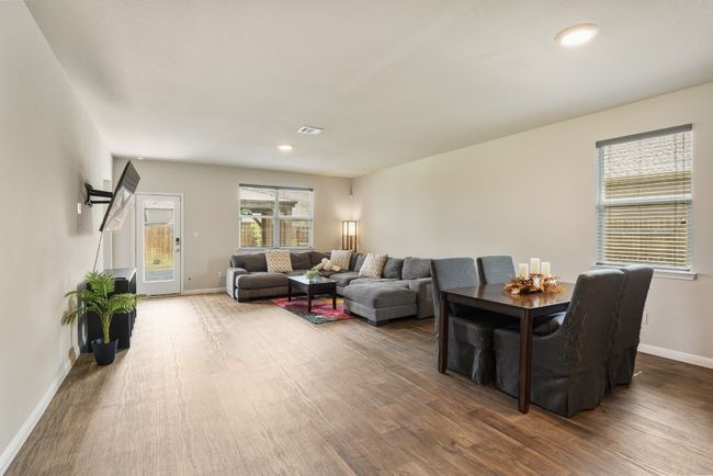 Light and bright interior with plenty of natural light. | Image 9
