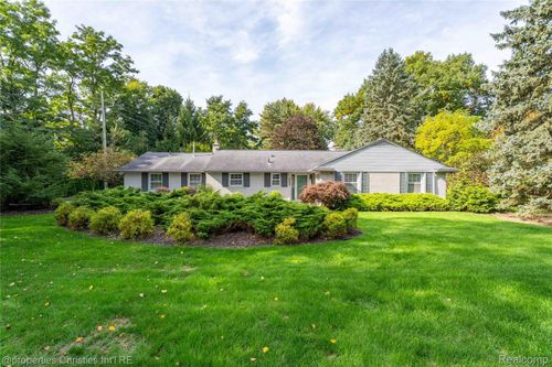 4494 Burnley Dr, Bloomfield Hills, MI, 48304-3200 | Card Image