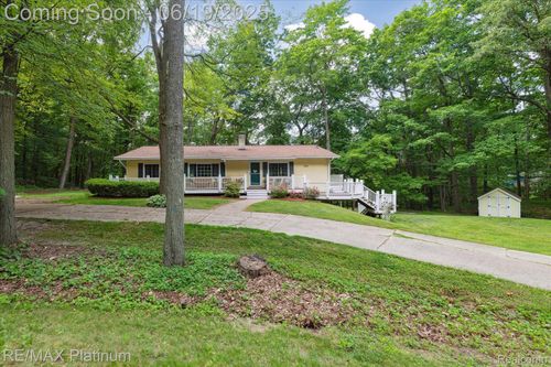 10071 Denton Hill Rd, Fenton, MI, 48430-8405 | Card Image