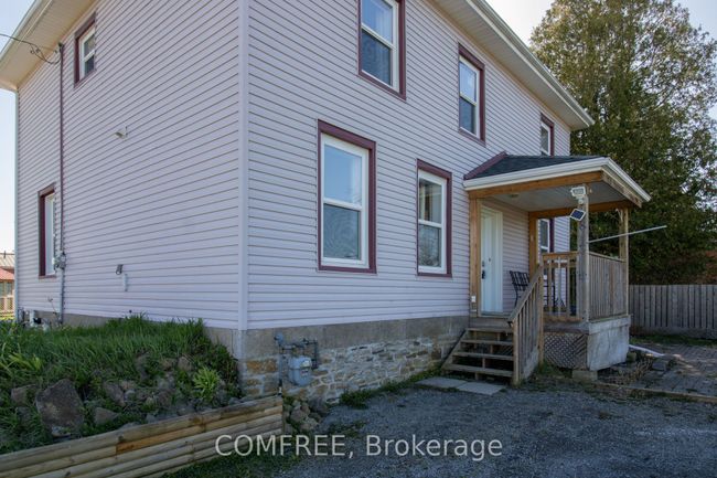 8 Laura St, House other with 5 bedrooms, 3 bathrooms and 4 parking in Lyn ON | Image 11
