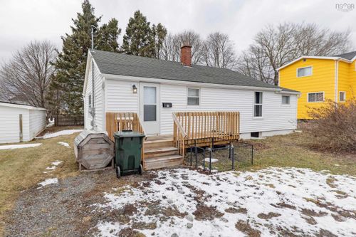 15 Chamberlain St, Amherst, NS, B4H1J9 | Card Image