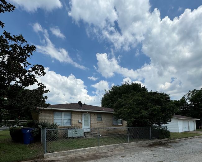 Unit A fenced side yard and private entrance to kitchen | Image 21