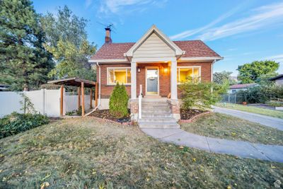 Bungalow with covered porch | Image 1