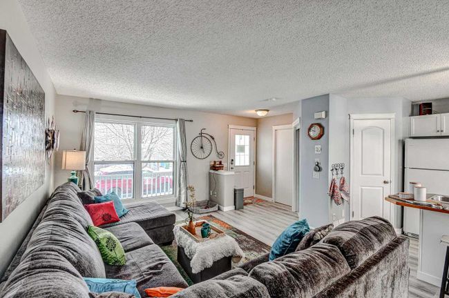 93 Prestwick Rise Se, Home with 3 bedrooms, 1 bathrooms and 2 parking in Calgary AB | Image 4