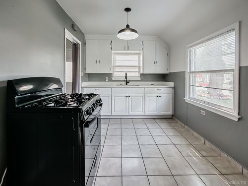 17253 Lowell St, Roseville, MI, 48066-2808 | Card Image
