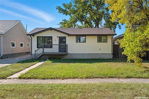 244 5th Ave E, Gravelbourg, SK, S0H | Card Image