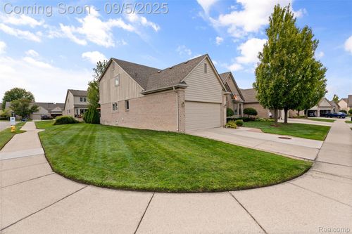 45339 Diamond Pond Dr, Macomb, MI, 48044-3550 | Card Image